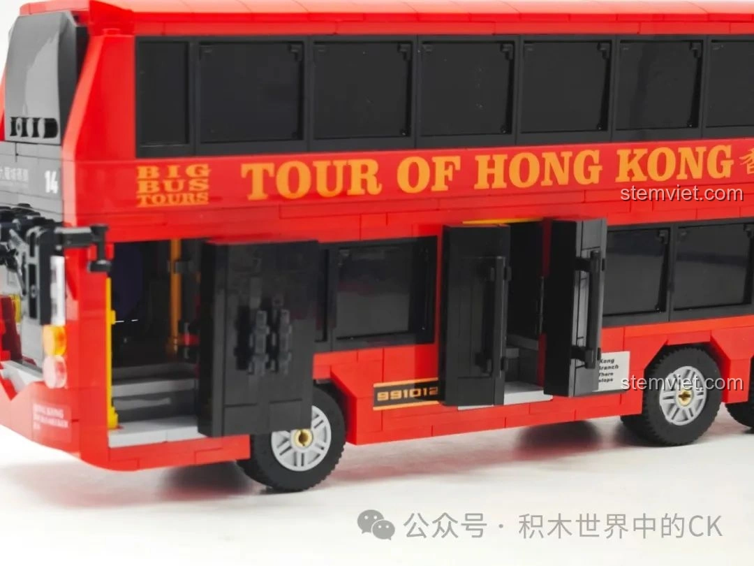 Phần cốp sau của mô hình Xe Buýt Hai Tầng Hồng Kông Zhe Gao 991012 có thể mở ra, tiết lộ không gian chứa đồ bên trong.