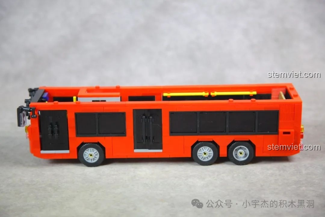 Mô hình Xe Buýt Hai Tầng Hồng Kông Zhe Gao 991012 với các cửa và bánh xe đã được lắp đặt, sẵn sàng di chuyển.