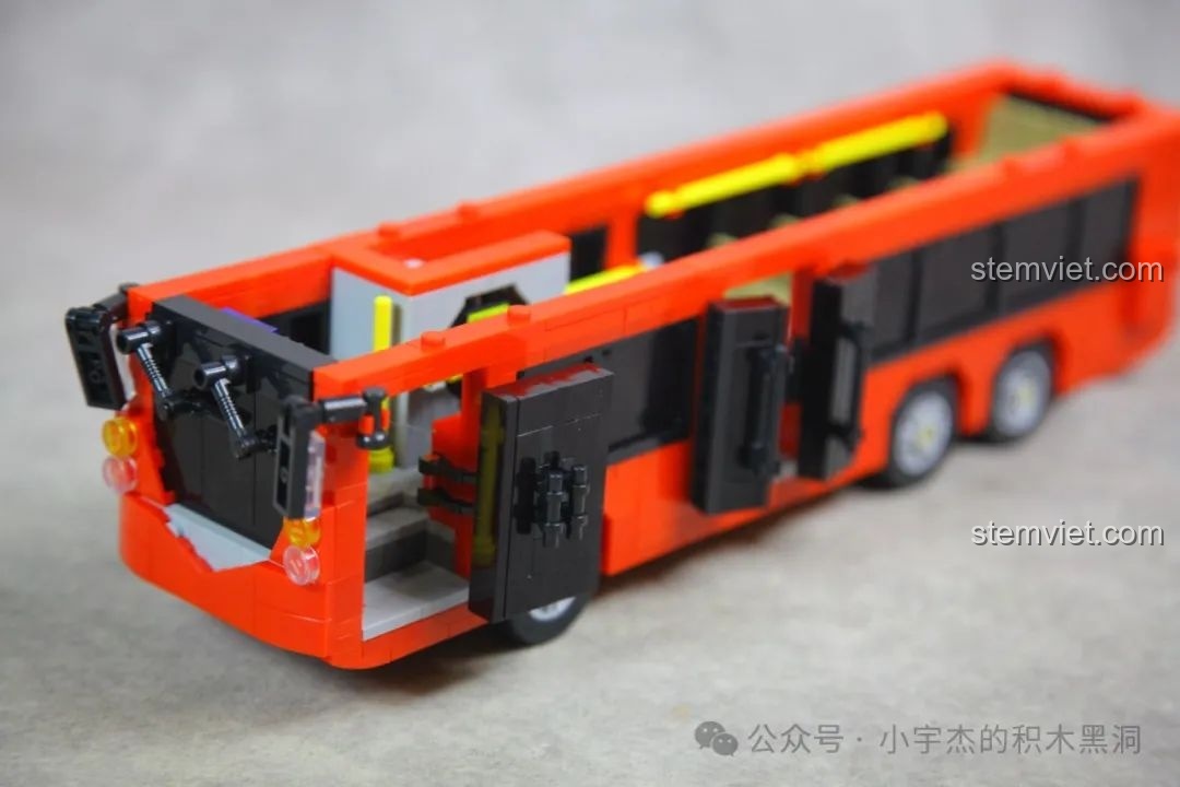 Góc nhìn cận cảnh cửa trước và khu vực lái của mô hình Xe Buýt Hai Tầng Hồng Kông Zhe Gao 991012.