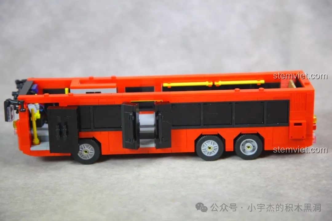 Cửa trước và cửa giữa của mô hình Xe Buýt Hai Tầng Hồng Kông Zhe Gao 991012 đang mở, thể hiện tính năng tương tác.