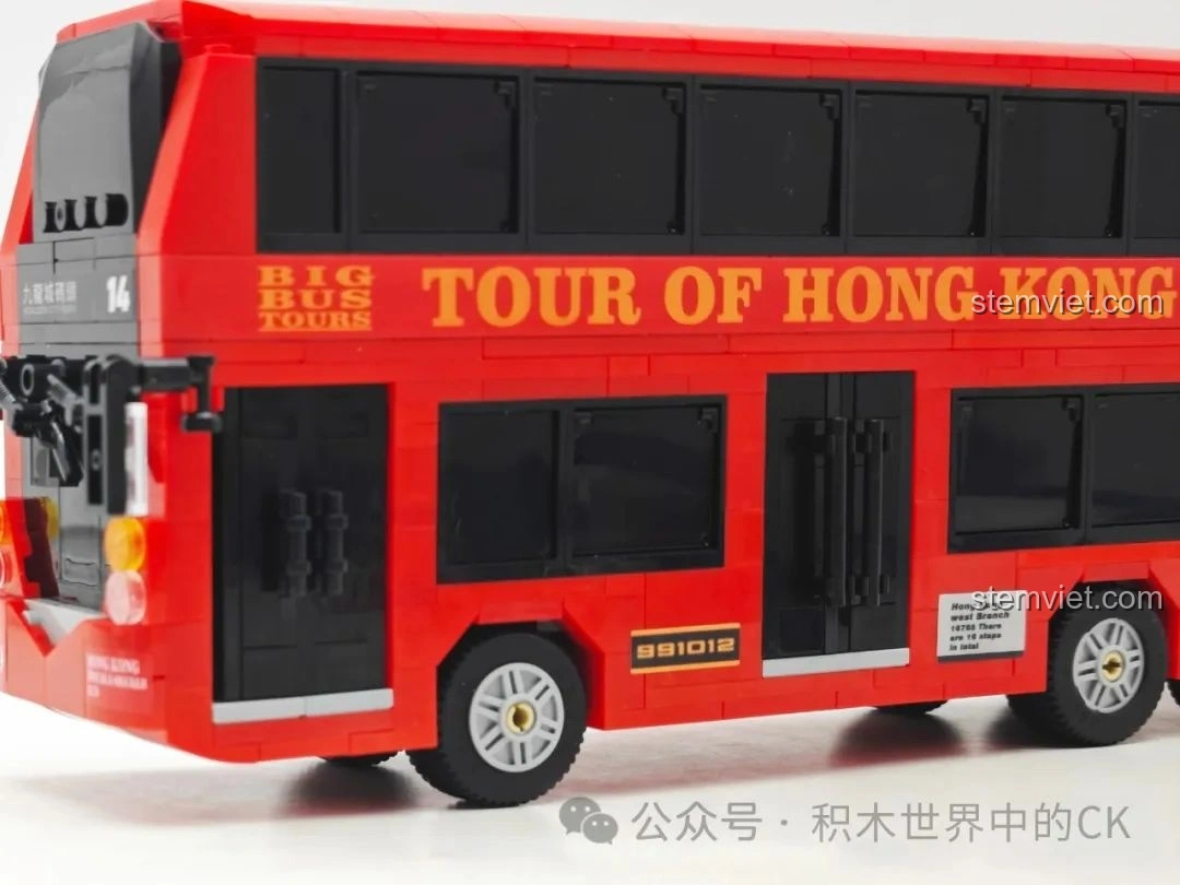 Cửa xe của mô hình Xe Buýt Hai Tầng Hồng Kông Zhe Gao 991012 có thể mở ra, lộ ra nội thất bên trong, tăng tính tương tác.