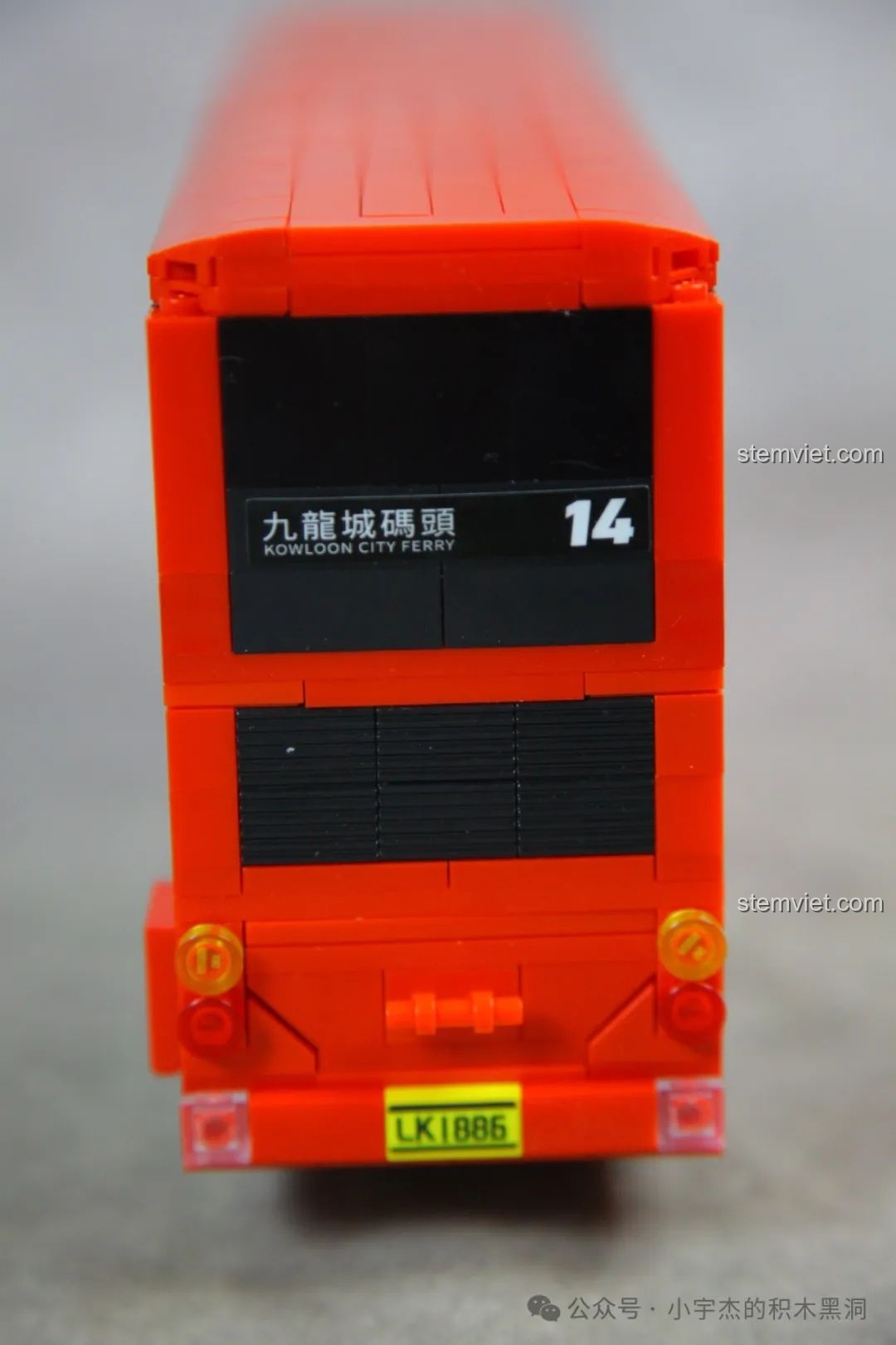 Góc nhìn từ phía sau mô hình Xe Buýt Hai Tầng Hồng Kông Zhe Gao 991012 với các cửa sổ tầng trên đang mở.