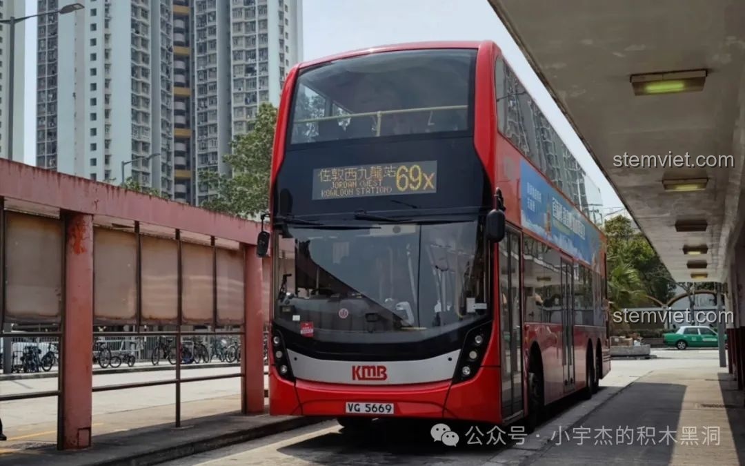 Các cửa sổ tầng trên của mô hình Xe Buýt Hai Tầng Hồng Kông Zhe Gao 991012 có thể mở ra, lộ nội thất bên trong.