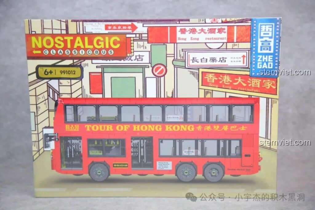 Hộp đồ chơi lắp ráp Zhe Gao 991012 Xe Buýt Hai Tầng Hồng Kông màu đỏ nổi bật, thiết kế bìa đẹp mắt, thu hút ánh nhìn.