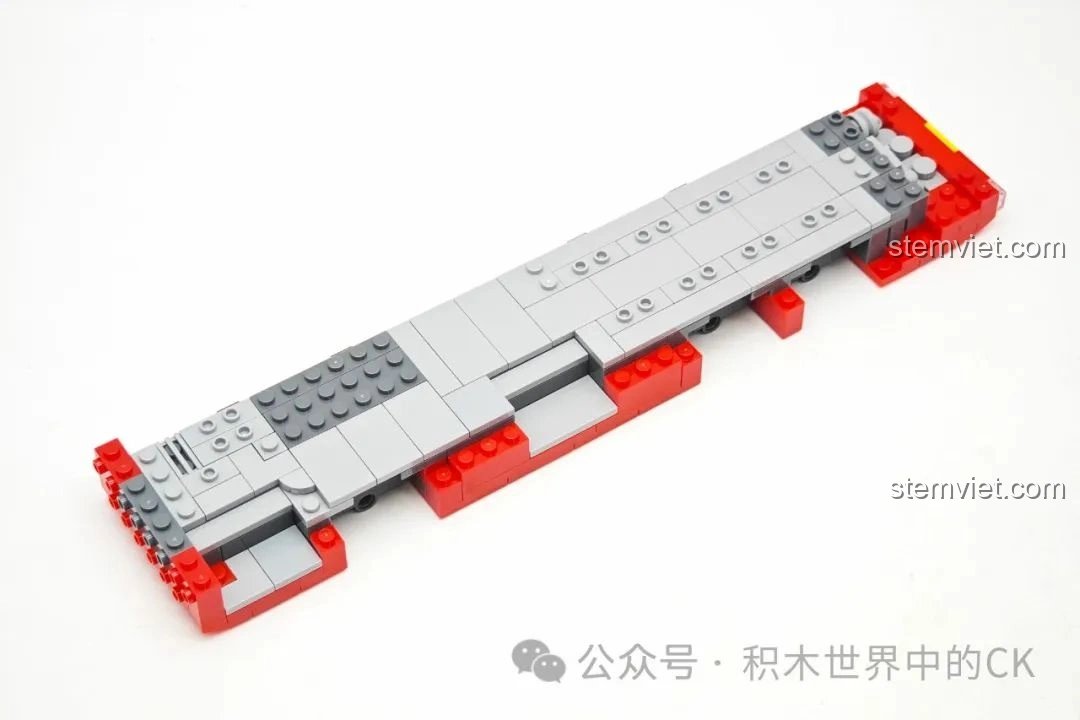 Quá trình lắp ráp phần khung gầm của mô hình Xe Buýt Hai Tầng Hồng Kông Zhe Gao 991012, bước đầu tiên quan trọng trong việc xây dựng.