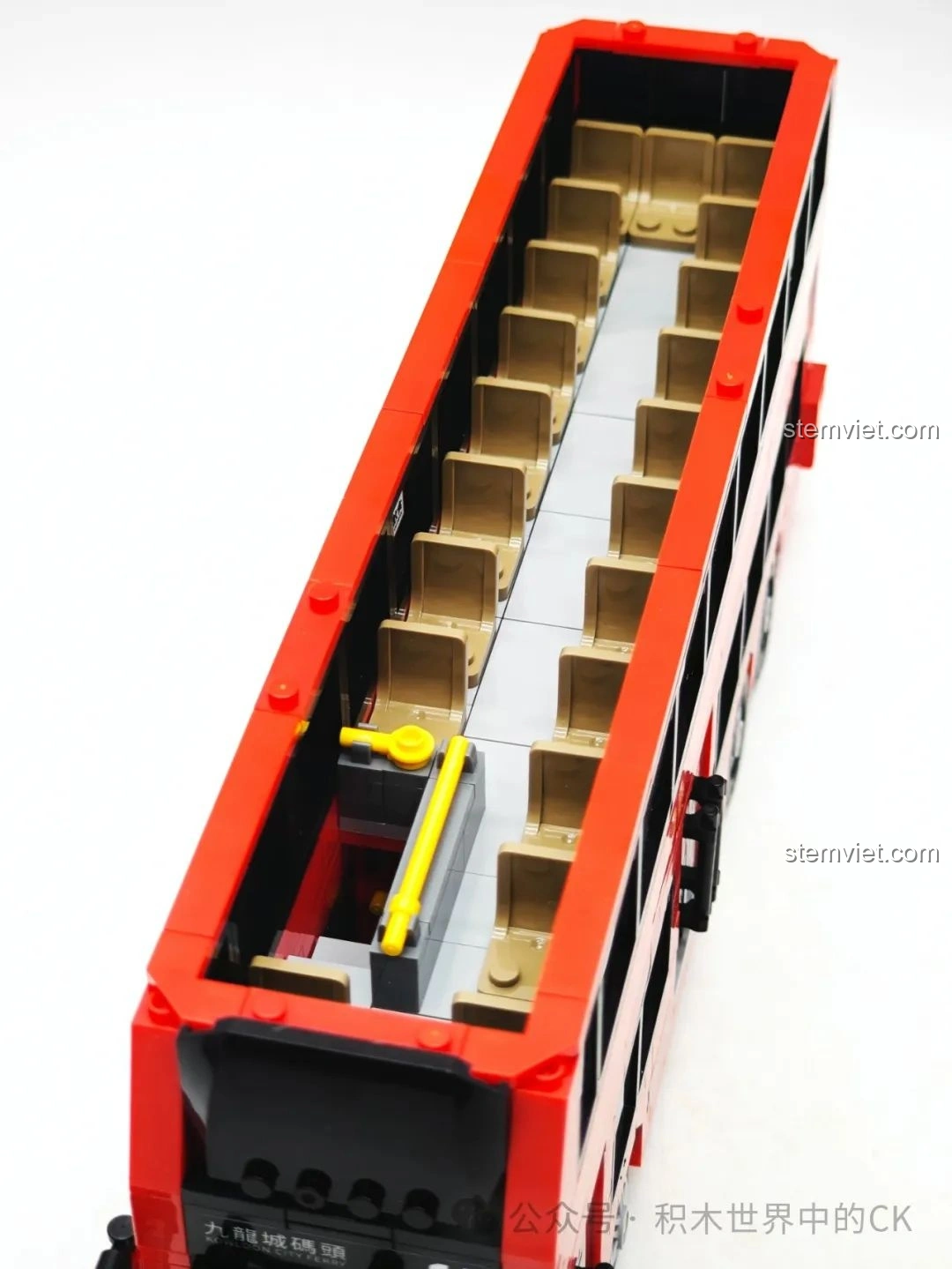 Cận cảnh nội thất tầng dưới của mô hình Xe Buýt Hai Tầng Hồng Kông Zhe Gao 991012, với các chi tiết tay vịn và ghế ngồi.