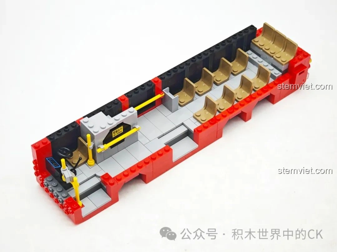 Chi tiết nội thất tầng dưới của mô hình Xe Buýt Hai Tầng Hồng Kông Zhe Gao 991012, với hàng ghế và lối đi được tái hiện chân thực.