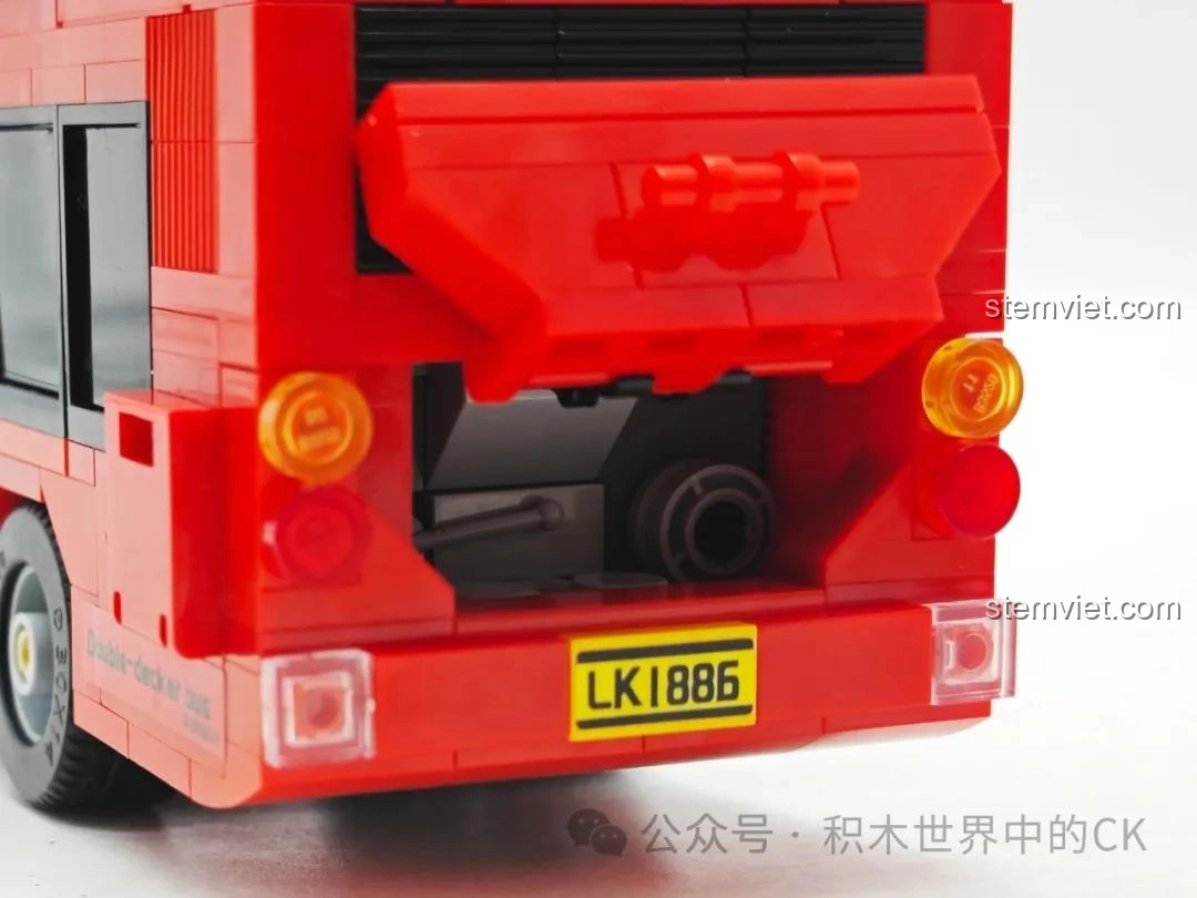 Nội thất tầng trên của mô hình Xe Buýt Hai Tầng Hồng Kông Zhe Gao 991012, với hàng ghế và lối đi rộng rãi.