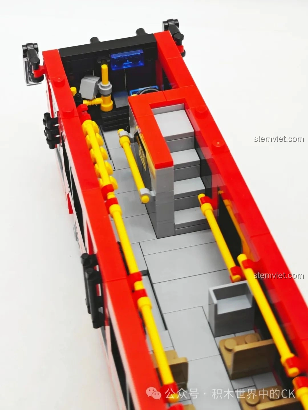 Góc nhìn khác về mô hình Xe Buýt Hai Tầng Hồng Kông Zhe Gao 991012 khi đặt cạnh các mô hình khác, tạo nên một cảnh quan đô thị thu nhỏ.