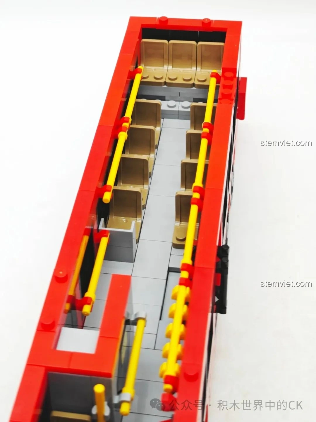 Mô hình Xe Buýt Hai Tầng Hồng Kông Zhe Gao 991012 được đặt cạnh các mô hình xe khác, thể hiện kích thước và khả năng kết hợp.