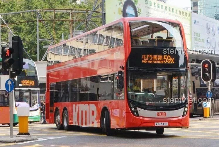 Hình ảnh so sánh mô hình Xe Buýt Hai Tầng Hồng Kông Zhe Gao 991012 với xe buýt thực tế, cho thấy độ chân thực của thiết kế.