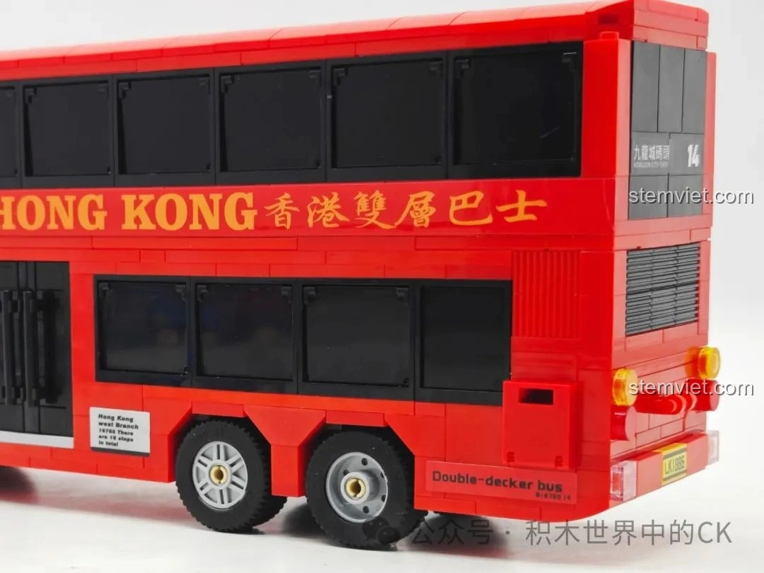 Cận cảnh mặt bên khác của mô hình Xe Buýt Hai Tầng Hồng Kông Zhe Gao 991012, với các chi tiết in ấn rõ ràng.