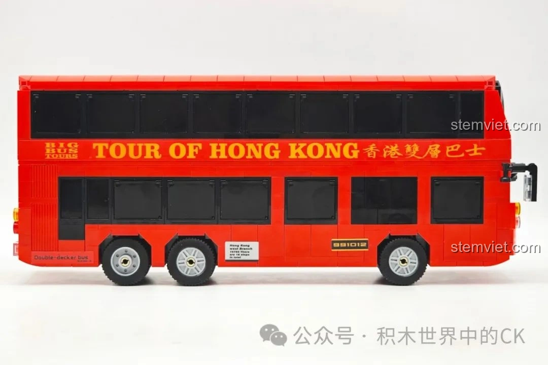 Cận cảnh mặt bên của mô hình Xe Buýt Hai Tầng Hồng Kông Zhe Gao 991012, cho thấy các chi tiết nhỏ trên thân xe.
