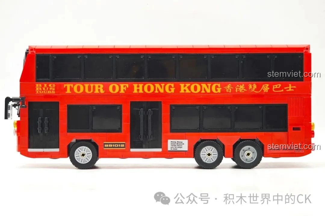 Góc nhìn khác của mô hình Xe Buýt Hai Tầng Hồng Kông Zhe Gao 991012, thể hiện sự cân đối và chi tiết của thiết kế.