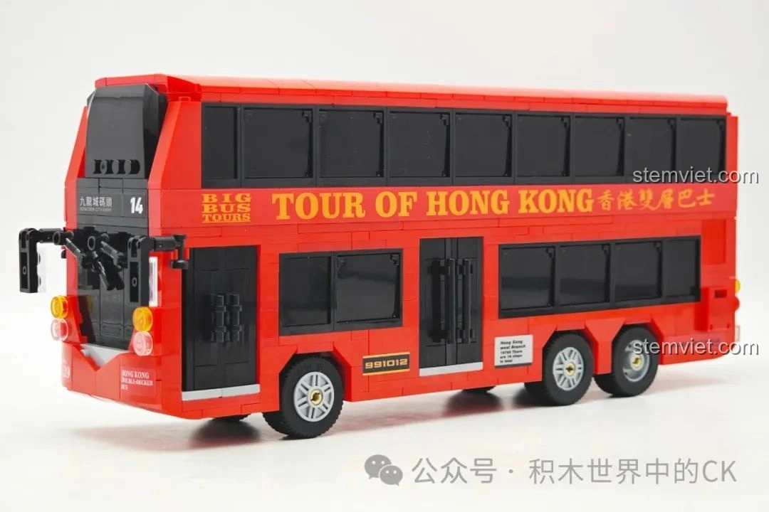 Mô hình Xe Buýt Hai Tầng Hồng Kông Zhe Gao 991012 hoàn chỉnh nhìn từ bên hông, nổi bật với dòng chữ 'Tour of Hong Kong'.