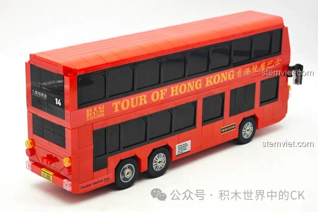 Mô hình Xe Buýt Hai Tầng Hồng Kông Zhe Gao 991012 hoàn chỉnh, chụp từ góc đẹp, thể hiện sự tinh xảo của bộ lắp ráp.