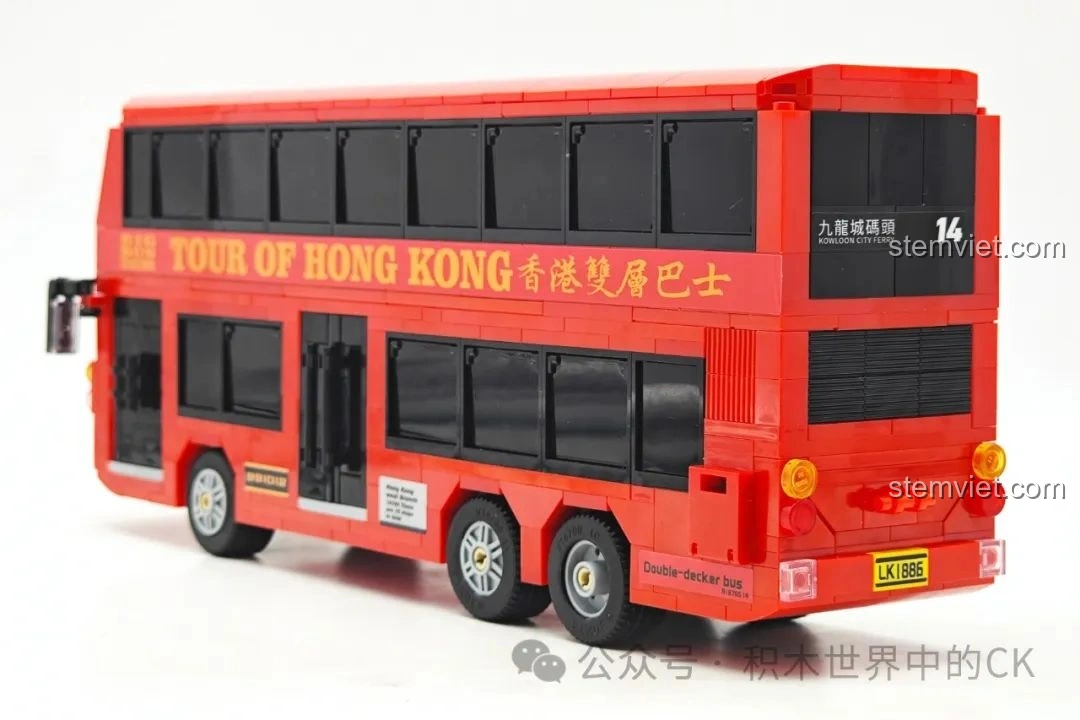 Mô hình Xe Buýt Hai Tầng Hồng Kông Zhe Gao 991012 nhìn từ góc sau, với biển số xe và đèn hậu được tái hiện rõ nét.