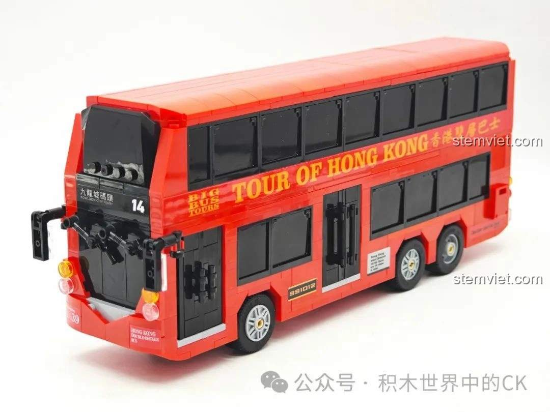 Mô hình hoàn chỉnh của Xe Buýt Hai Tầng Hồng Kông Zhe Gao 991012, nhìn từ góc nghiêng, thể hiện sự hoành tráng và chi tiết của sản phẩm.