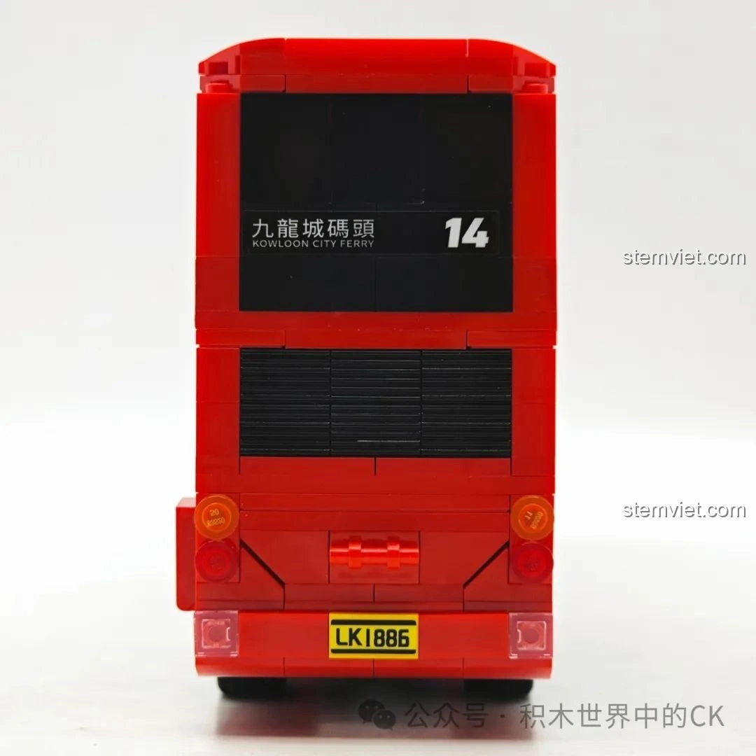 Mặt sau của mô hình Xe Buýt Hai Tầng Hồng Kông Zhe Gao 991012, với các chi tiết đèn và biển số được thiết kế tỉ mỉ.