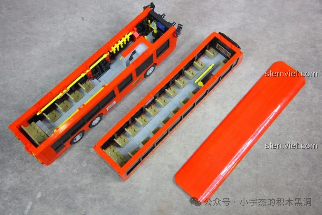 Mô hình Xe Buýt Hai Tầng Hồng Kông Zhe Gao 991012 được tháo rời thành 3 phần: khung gầm, tầng trên và mái, lộ nội thất.