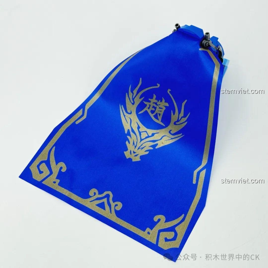 Ảnh 10 của bộ lắp ráp ZHEGAO GZ2028 Cơ Giáp Triệu Vân Hổ Uy Tướng Quân, mô tả áo choàng vải. Review đồ chơi robot Triệu Vân GZ2028.