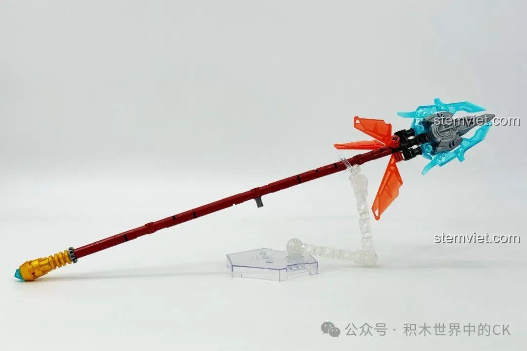 Ảnh 15 của bộ lắp ráp ZHEGAO GZ2028 Cơ Giáp Triệu Vân Hổ Uy Tướng Quân, mô tả vũ khí Thanh Long Yển Nguyệt Đao. Review đồ chơi robot Triệu Vân GZ2028.