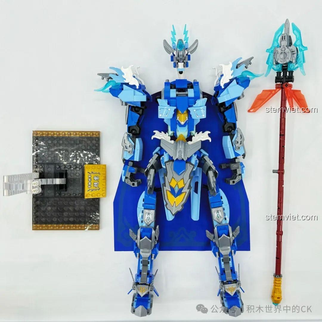 Ảnh 16 của bộ lắp ráp ZHEGAO GZ2028 Cơ Giáp Triệu Vân Hổ Uy Tướng Quân, mô tả mô hình đang dần hoàn thiện. Review đồ chơi robot Triệu Vân GZ2028.