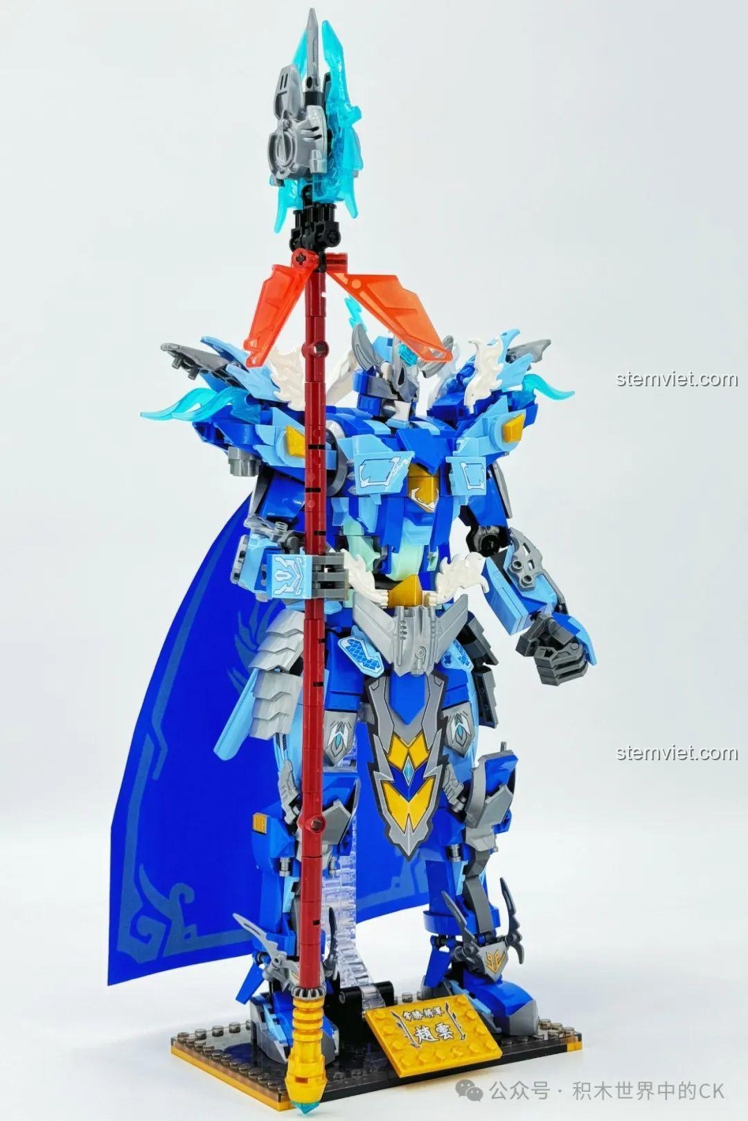 Ảnh 19 của bộ lắp ráp ZHEGAO GZ2028 Cơ Giáp Triệu Vân Hổ Uy Tướng Quân, mô tả mô hình hoàn chỉnh với vũ khí. Review đồ chơi robot Triệu Vân GZ2028.