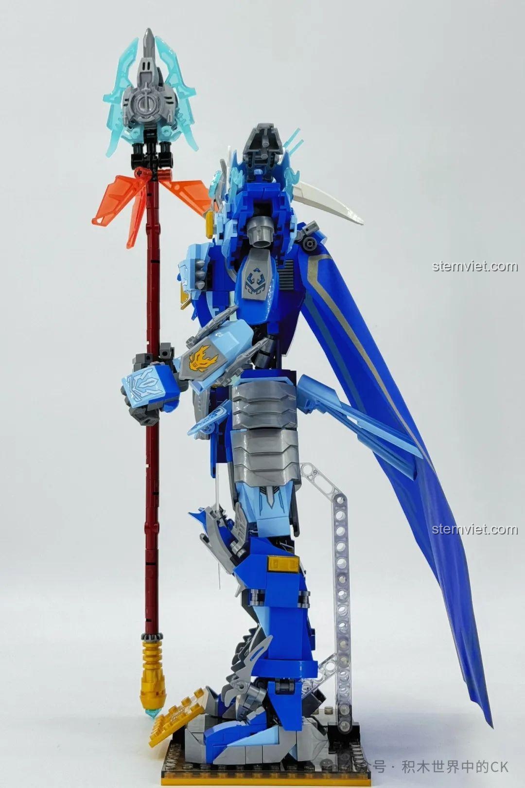 Ảnh 21 của bộ lắp ráp ZHEGAO GZ2028 Cơ Giáp Triệu Vân Hổ Uy Tướng Quân, mô tả mặt sau với áo choàng. Review đồ chơi robot Triệu Vân GZ2028.