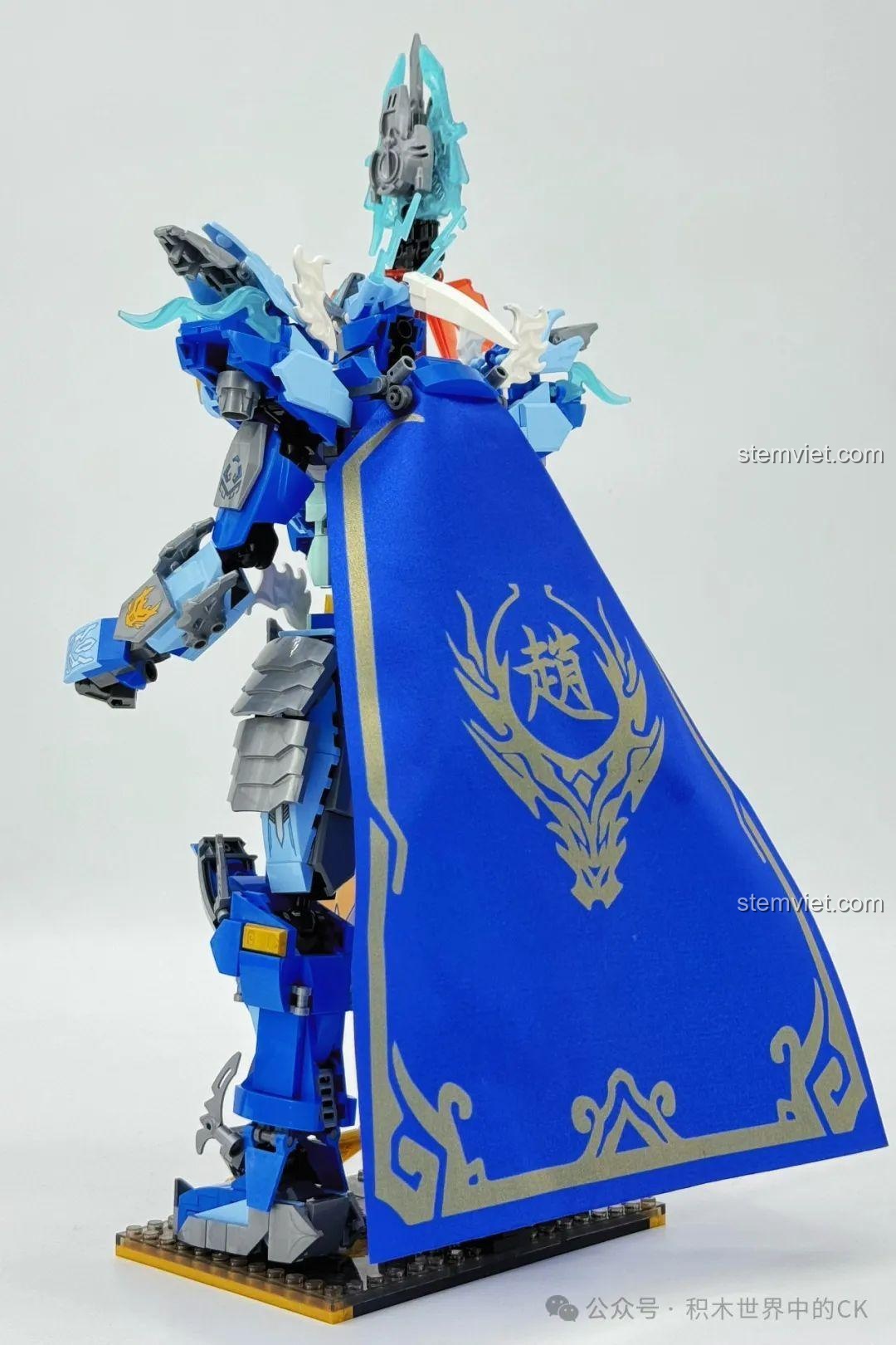 Ảnh 22 của bộ lắp ráp ZHEGAO GZ2028 Cơ Giáp Triệu Vân Hổ Uy Tướng Quân, mô tả chi tiết áo choàng và giáp lưng. Review đồ chơi robot Triệu Vân GZ2028.