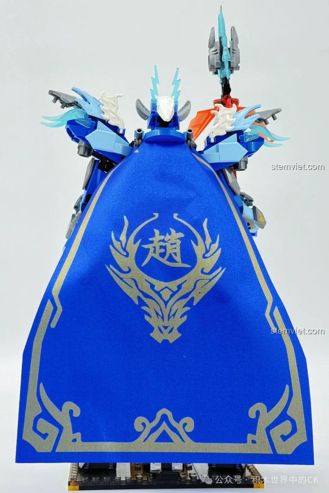 Ảnh 23 của bộ lắp ráp ZHEGAO GZ2028 Cơ Giáp Triệu Vân Hổ Uy Tướng Quân, mô tả góc nhìn nghiêng khác. Review đồ chơi robot Triệu Vân GZ2028.