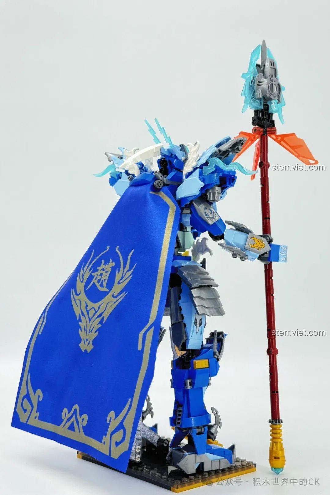 Ảnh 24 của bộ lắp ráp ZHEGAO GZ2028 Cơ Giáp Triệu Vân Hổ Uy Tướng Quân, mô tả mô hình với tư thế chiến đấu. Review đồ chơi robot Triệu Vân GZ2028.