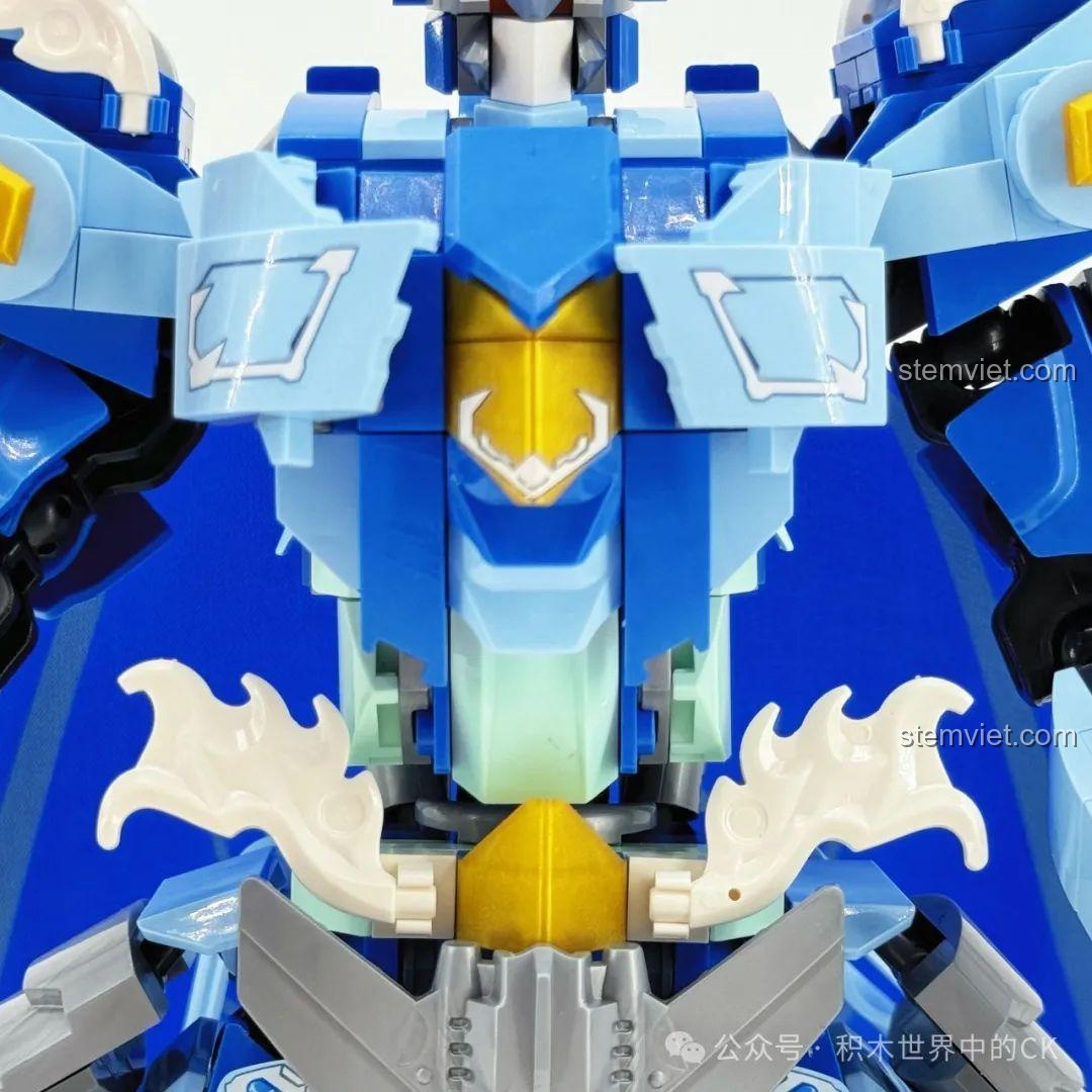 Ảnh 30 của bộ lắp ráp ZHEGAO GZ2028 Cơ Giáp Triệu Vân Hổ Uy Tướng Quân, mô tả cận cảnh khiên ngực phát sáng. Review đồ chơi robot Triệu Vân GZ2028.