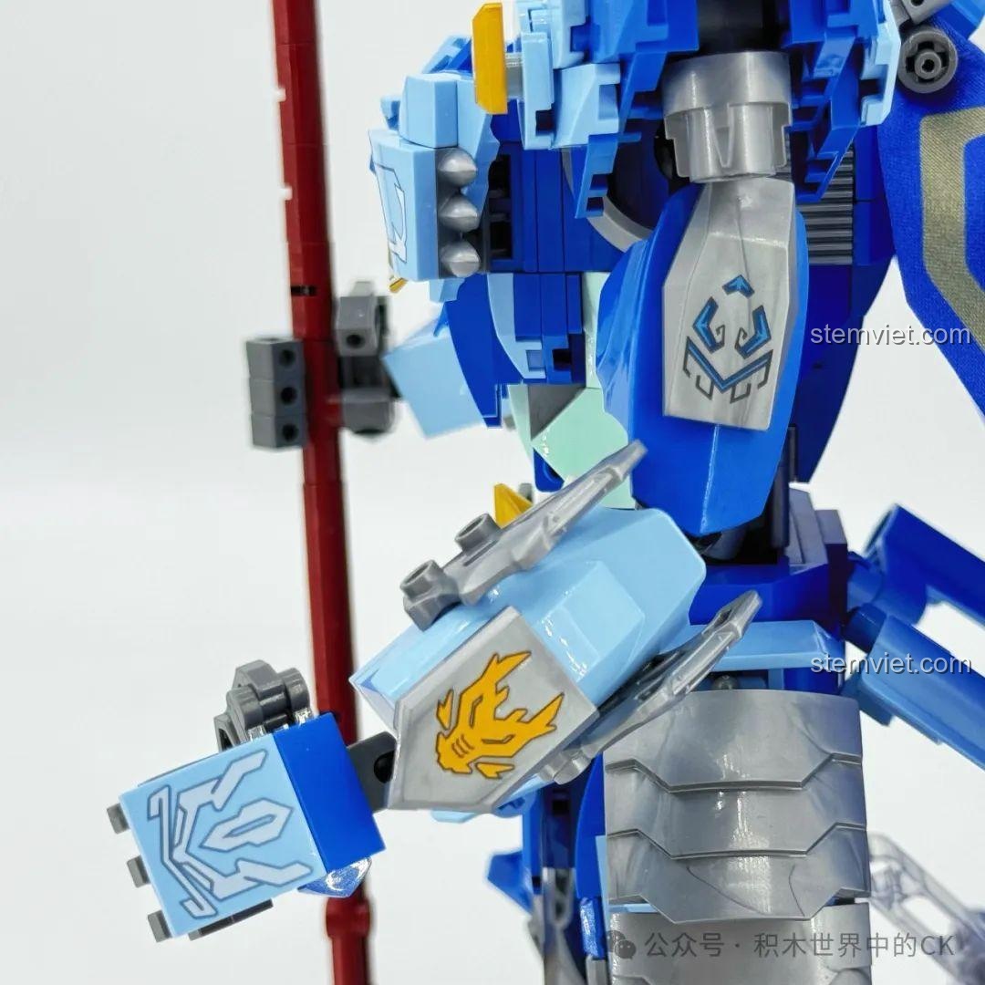 Ảnh 34 của bộ lắp ráp ZHEGAO GZ2028 Cơ Giáp Triệu Vân Hổ Uy Tướng Quân, mô tả cận cảnh chân đế. Review đồ chơi robot Triệu Vân GZ2028.