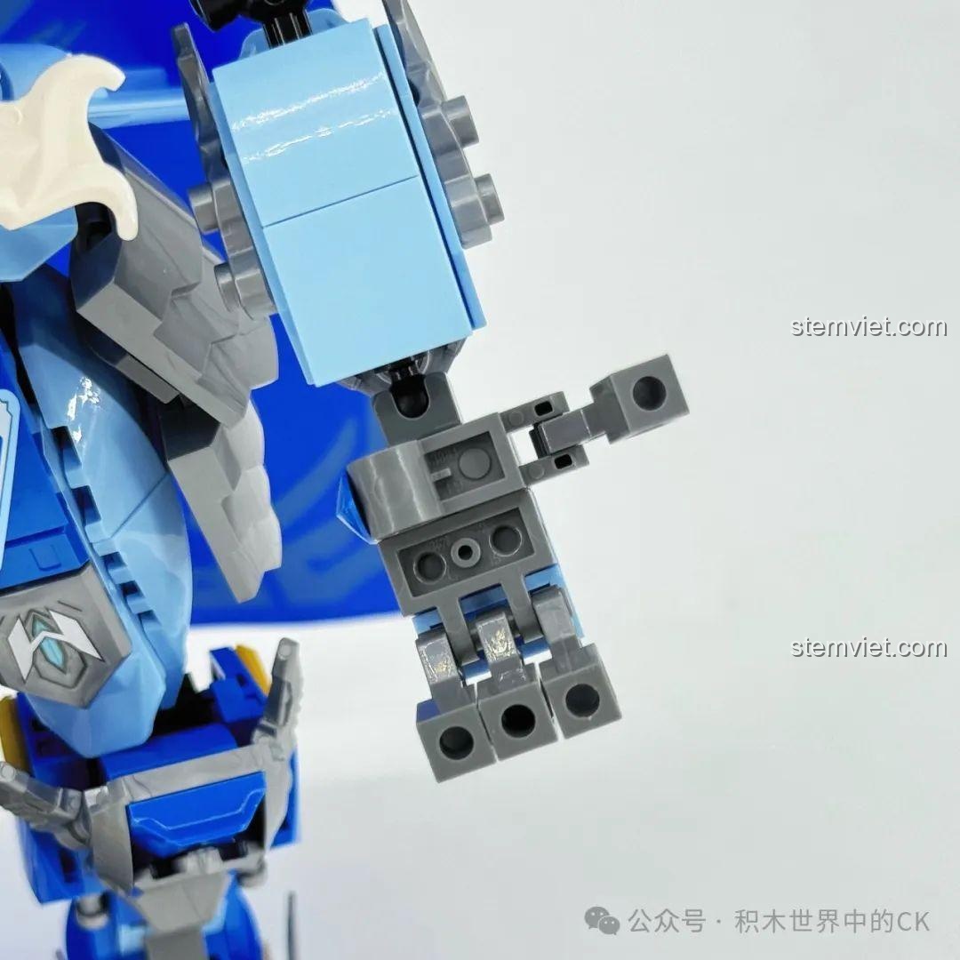 Ảnh 35 của bộ lắp ráp ZHEGAO GZ2028 Cơ Giáp Triệu Vân Hổ Uy Tướng Quân, mô tả mô hình phát sáng trong bóng tối. Review đồ chơi robot Triệu Vân GZ2028.