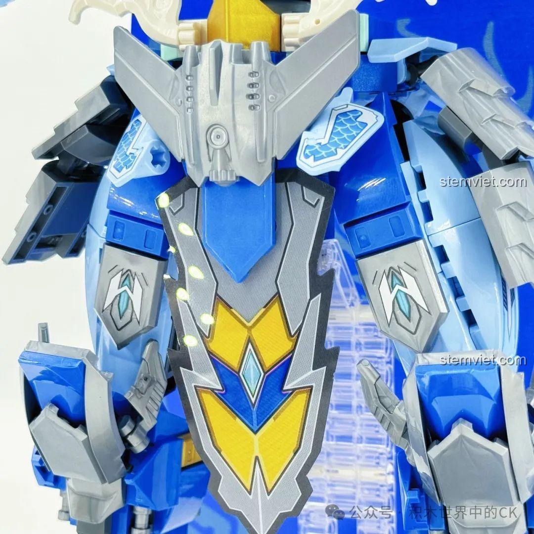 Ảnh 36 của bộ lắp ráp ZHEGAO GZ2028 Cơ Giáp Triệu Vân Hổ Uy Tướng Quân, mô tả mô hình hoàn chỉnh với tư thế chiến đấu. Review đồ chơi robot Triệu Vân GZ2028.