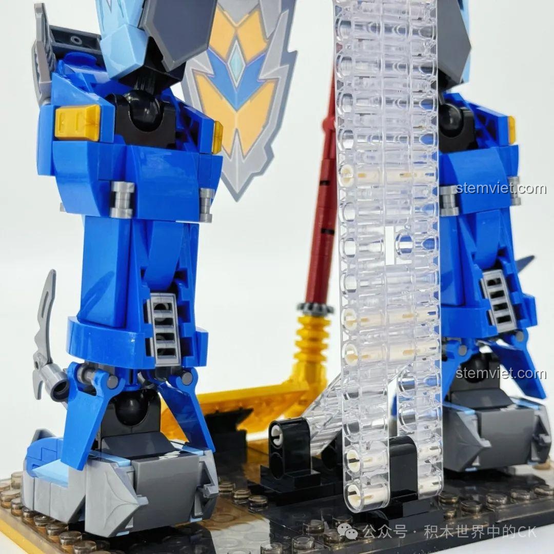 Ảnh 37 của bộ lắp ráp ZHEGAO GZ2028 Cơ Giáp Triệu Vân Hổ Uy Tướng Quân, mô tả mô hình với vũ khí. Review đồ chơi robot Triệu Vân GZ2028.