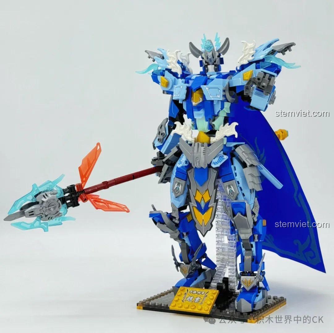 Ảnh 39 của bộ lắp ráp ZHEGAO GZ2028 Cơ Giáp Triệu Vân Hổ Uy Tướng Quân, mô tả mô hình phát sáng trên nền tối. Review đồ chơi robot Triệu Vân GZ2028.