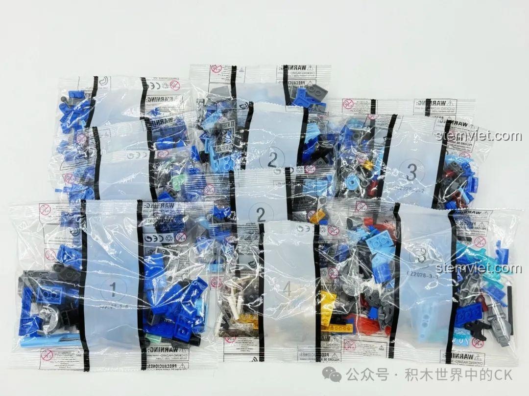 Ảnh 6 của bộ lắp ráp ZHEGAO GZ2028 Cơ Giáp Triệu Vân Hổ Uy Tướng Quân, mô tả các túi mảnh ghép được phân loại. Review đồ chơi robot Triệu Vân GZ2028.