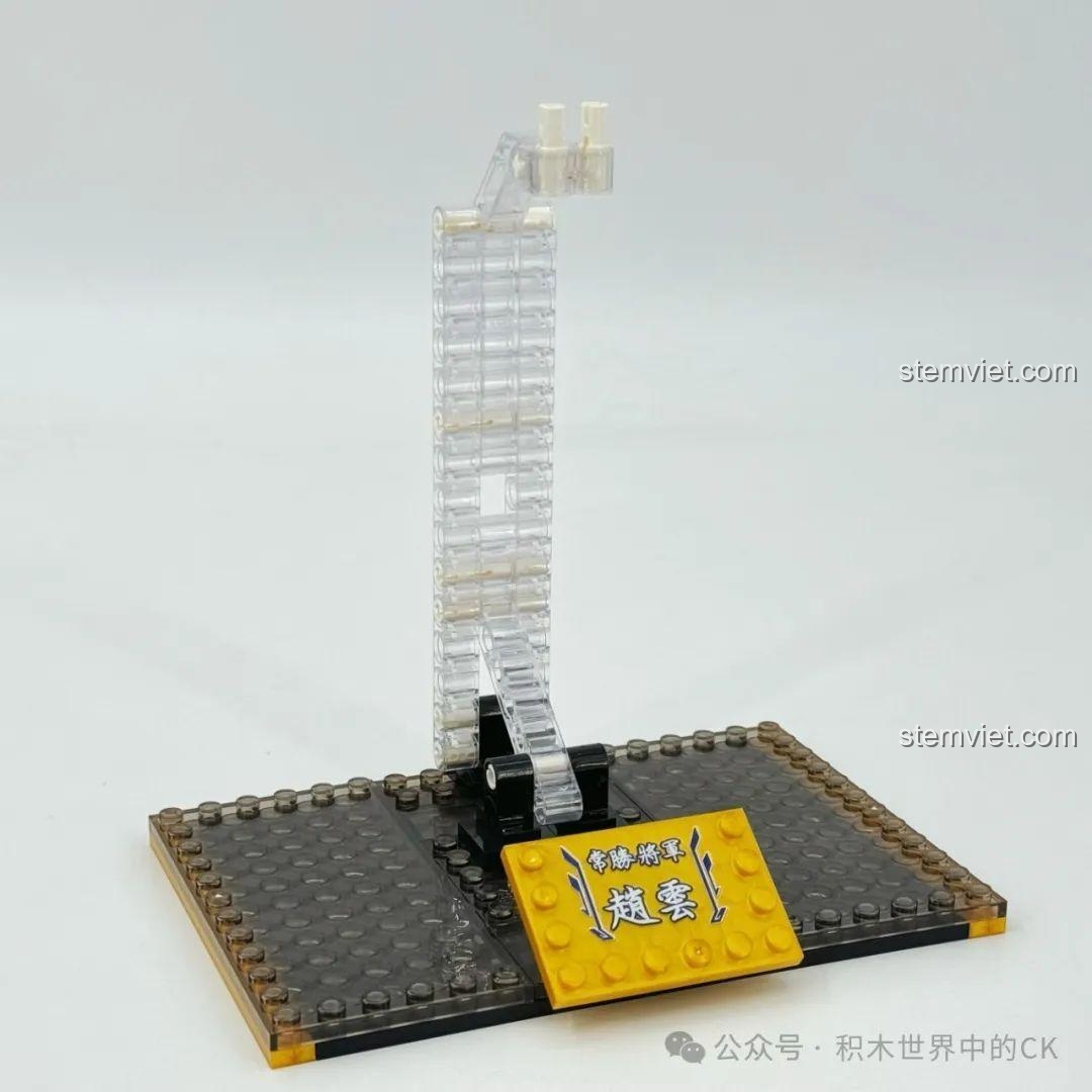 Ảnh 7 của bộ lắp ráp ZHEGAO GZ2028 Cơ Giáp Triệu Vân Hổ Uy Tướng Quân, mô tả phần chân đế đang được lắp. Review đồ chơi robot Triệu Vân GZ2028.