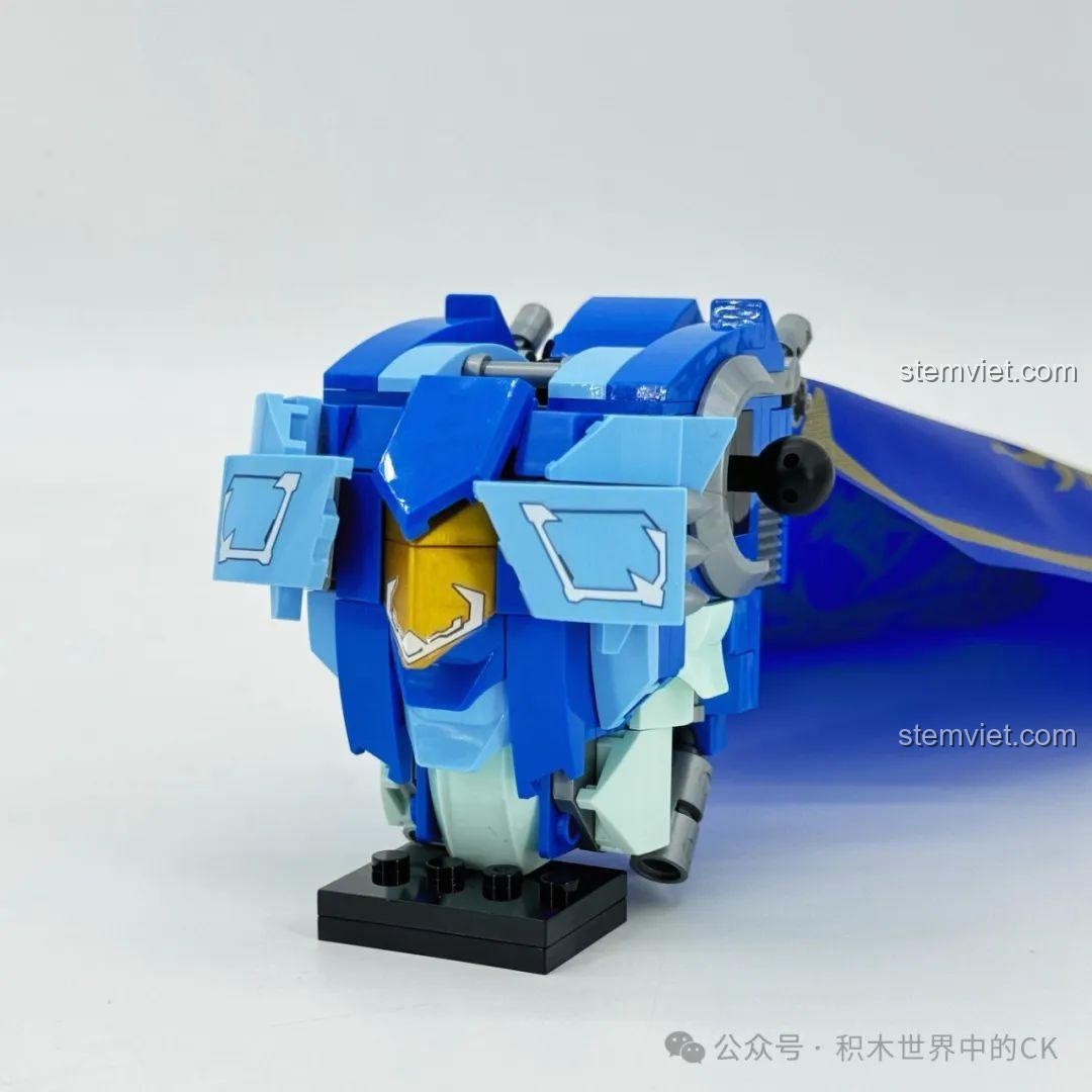 Ảnh 8 của bộ lắp ráp ZHEGAO GZ2028 Cơ Giáp Triệu Vân Hổ Uy Tướng Quân, mô tả phần đầu đang được lắp. Review đồ chơi robot Triệu Vân GZ2028.