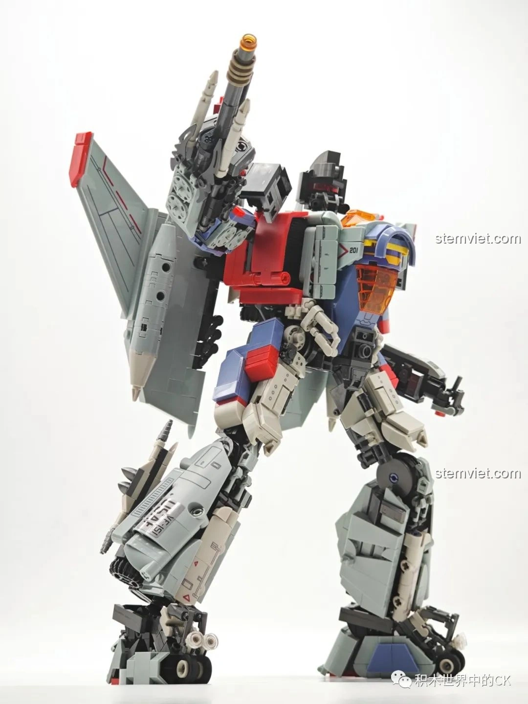 Mô hình Robot Biến Hình Blitzwing JIESTAR 58047 đối đầu với Optimus Prime, tạo cảnh chiến đấu.