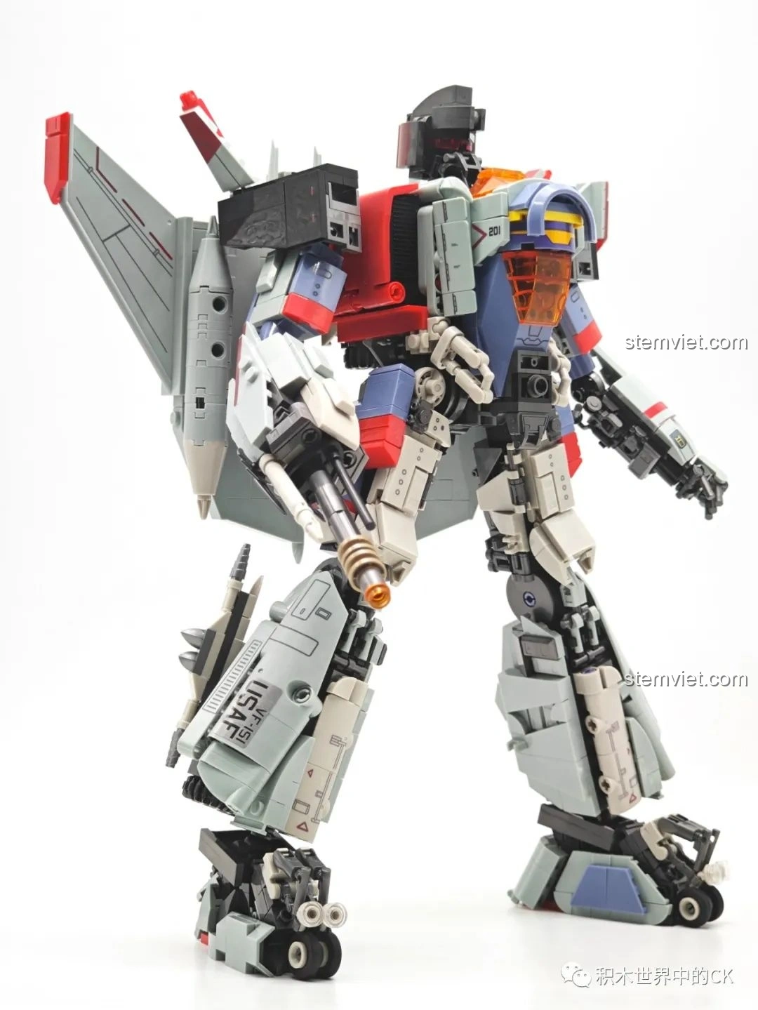 Mô hình Robot Biến Hình Blitzwing JIESTAR 58047 nhìn từ góc thấp, tạo cảm giác hùng vĩ và mạnh mẽ.