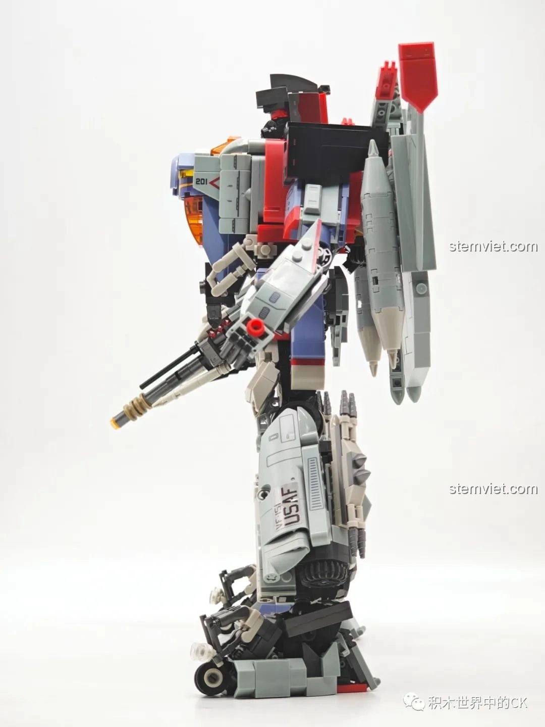 Mô hình Robot Biến Hình Blitzwing JIESTAR 58047 hoàn chỉnh từ góc nhìn bên cạnh, thể hiện độ dày và chi tiết.