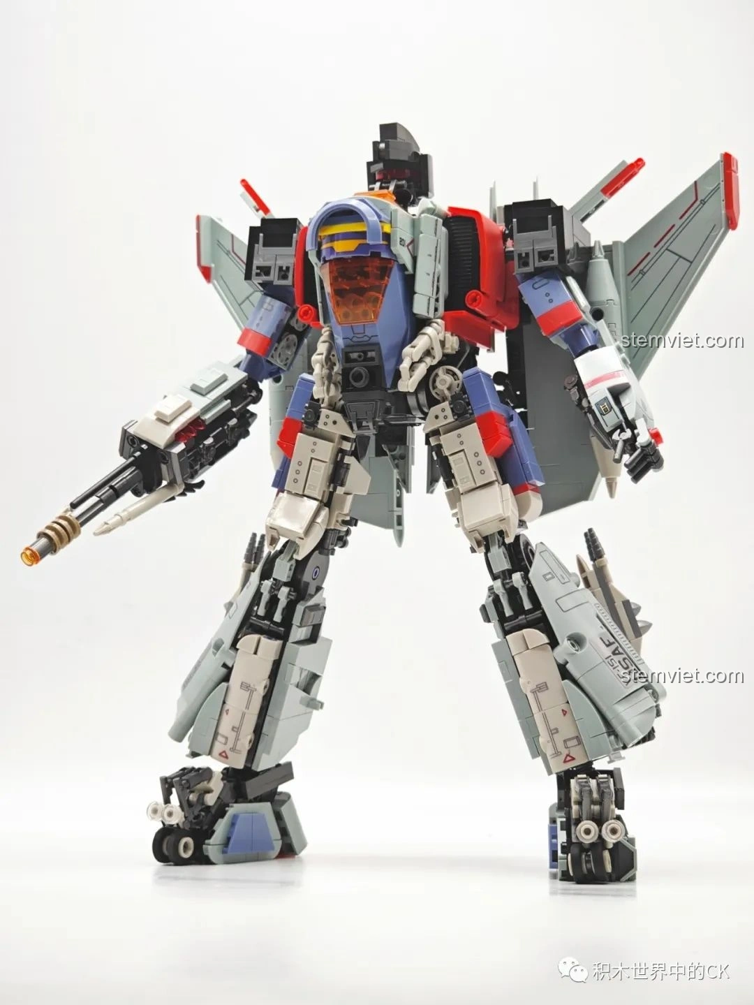 Mô hình Robot Biến Hình Blitzwing JIESTAR 58047 hoàn chỉnh từ góc nhìn hơi nghiêng, thể hiện độ chi tiết.