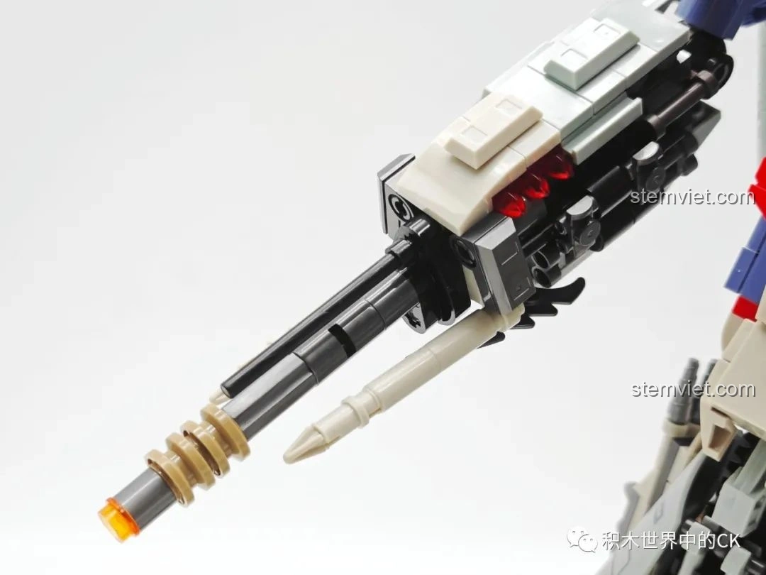 Mô hình Robot Biến Hình Blitzwing JIESTAR 58047 tạo dáng chiến đấu với vũ khí trên tay.