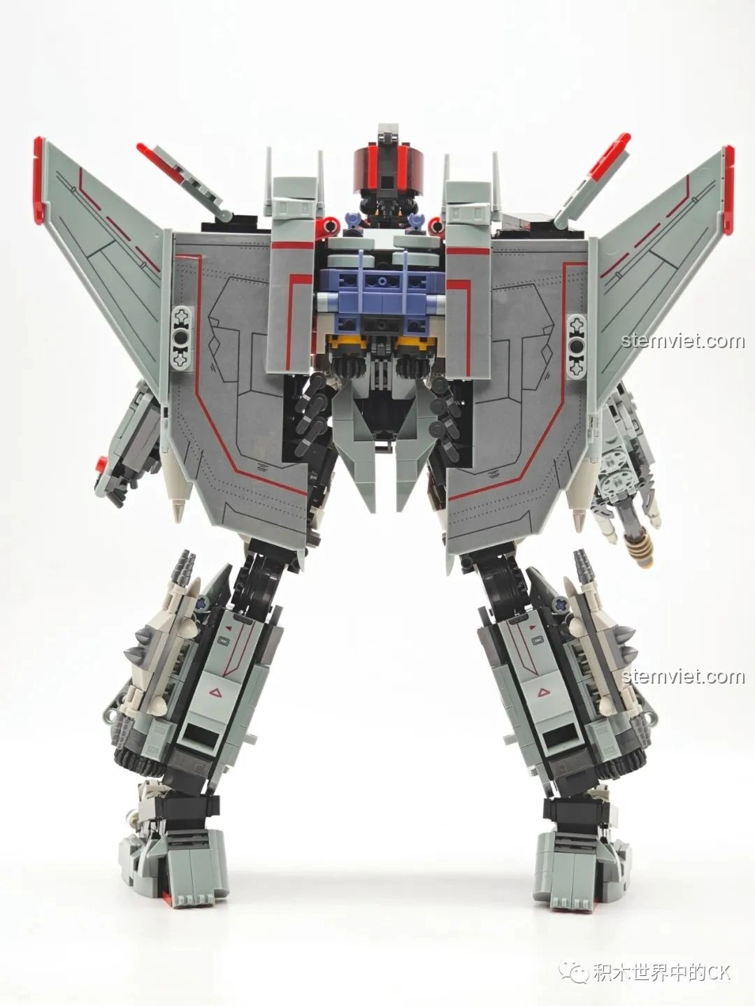 Mô hình Robot Biến Hình Blitzwing JIESTAR 58047 nhìn từ phía sau, thể hiện sự cân đối và vững chắc.