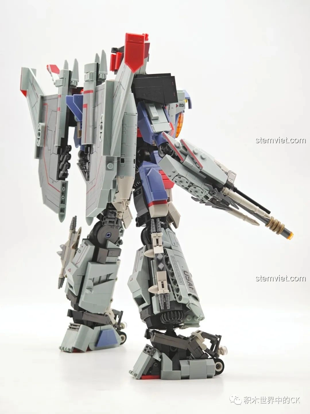 Mô hình Robot Biến Hình Blitzwing JIESTAR 58047 nhìn từ phía sau và nghiêng, làm nổi bật vũ khí.