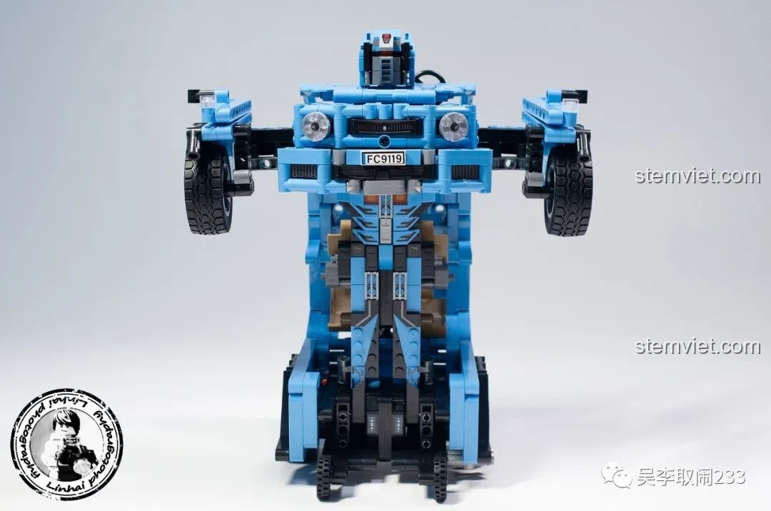 Mô hình Robot chiến đấu từ xe địa hình FC9119 hoàn thiện với dáng đứng hiên ngang, mạnh mẽ.