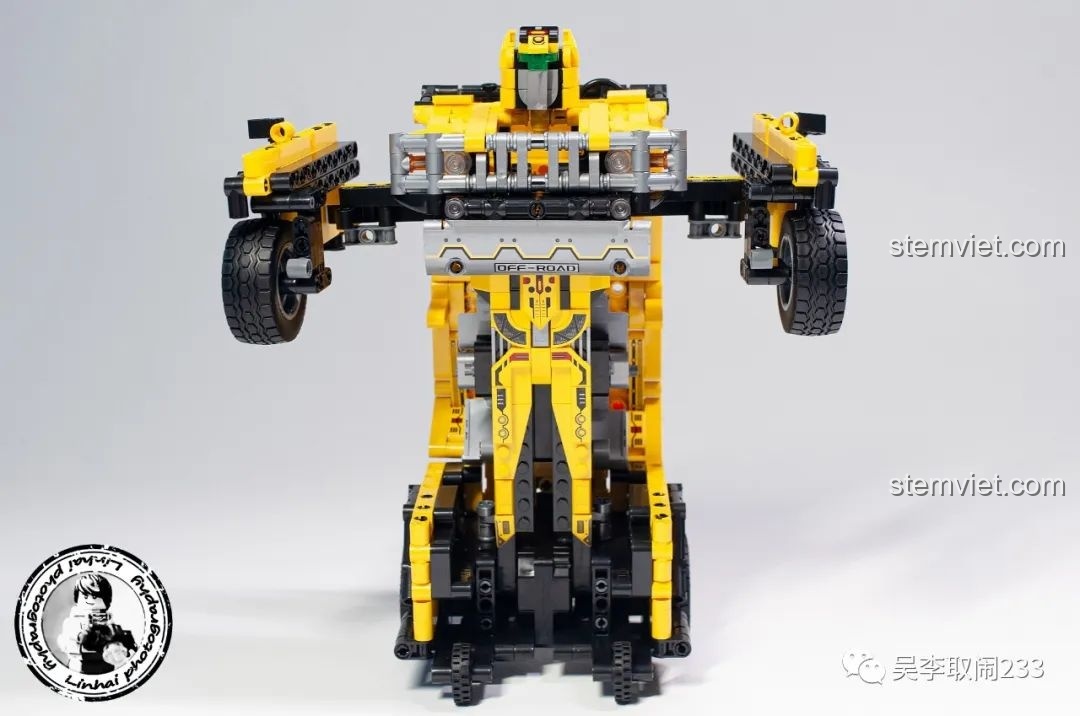 Mô hình robot Forange FC9120 Hummer H2 hoàn thiện với dáng đứng mạnh mẽ, màu vàng nổi bật.